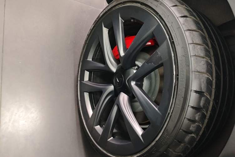 Used Tesla Model S 2023 Three-Motor All-Wheel-Drive Plaid Version Right Rear Wheel Hub