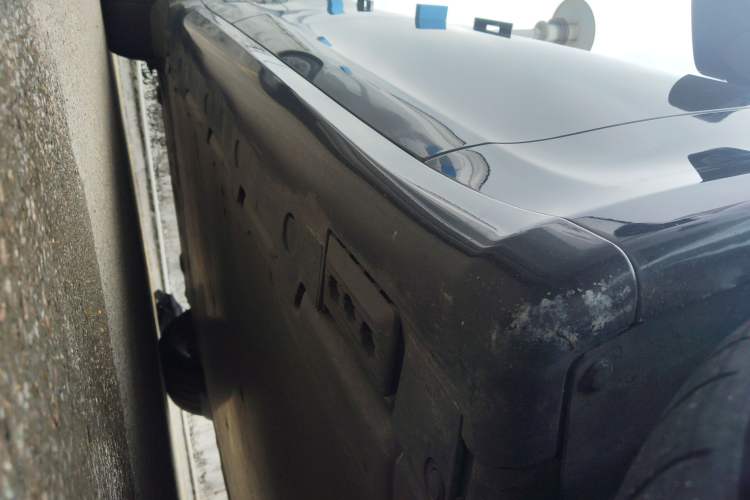 Used Tesla Model S 2023 Three-Motor All-Wheel-Drive Plaid Version Right Side Sill