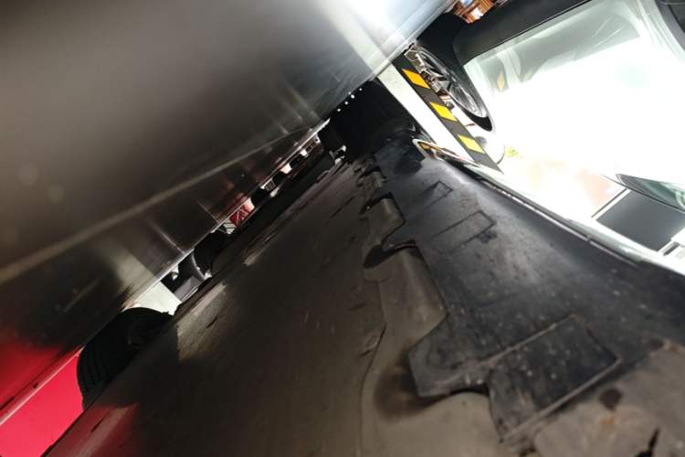 Used Tesla Model S 2023 Three-Motor All-Wheel-Drive Plaid Version Right Side Sill