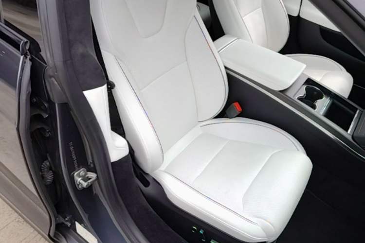 Used Tesla Model S 2023 Three-Motor All-Wheel-Drive Plaid Version Right Front Seat