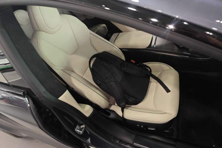 Used Tesla Model S 2023 Three-Motor All-Wheel-Drive Plaid Version Right Front Seat