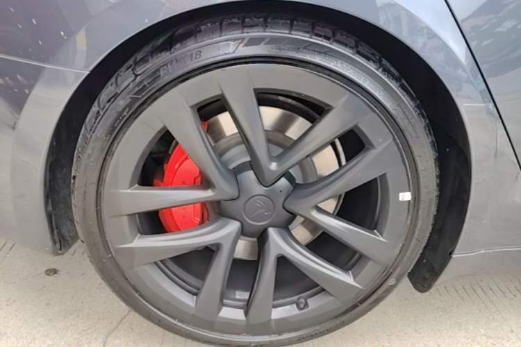 Used Tesla Model S 2023 Three-Motor All-Wheel-Drive Plaid Version Right Rear Wheel Hub