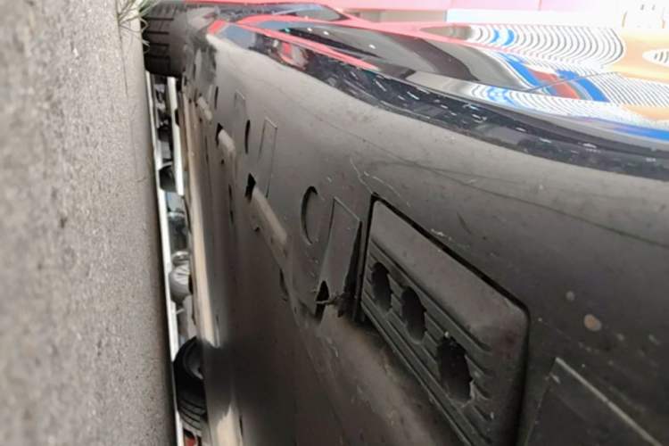 Used Tesla Model S 2023 Three-Motor All-Wheel-Drive Plaid Version Right Side Sill