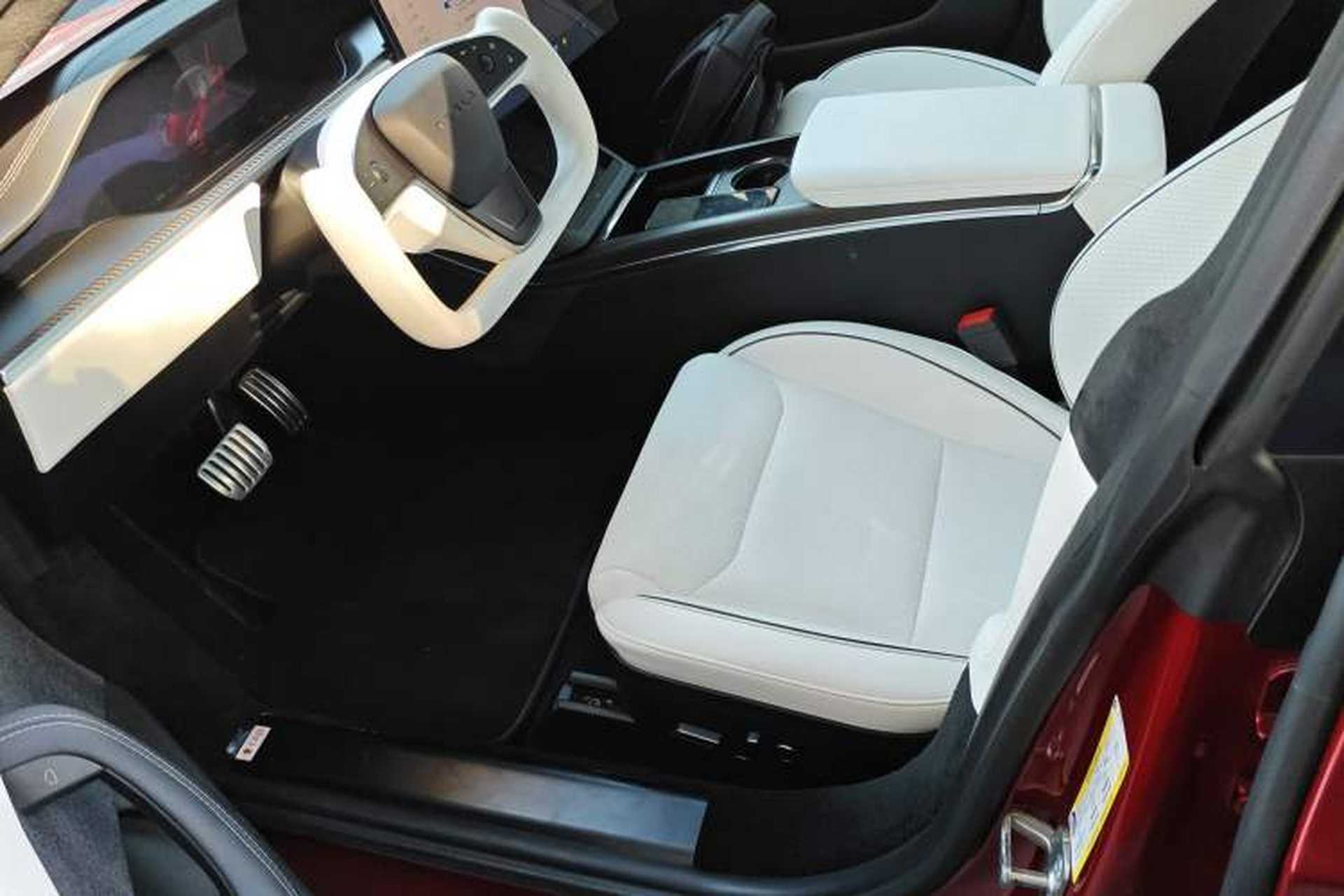 Used Tesla Model S 2023 Three-Motor All-Wheel-Drive Plaid Version Left Front Seat