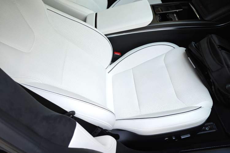 Used Tesla Model S 2023 Three-Motor All-Wheel-Drive Plaid Version Right Front Seat