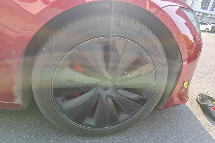 Used Tesla Model S 2023 Three-Motor All-Wheel-Drive Plaid Version Right Front Wheel Hub