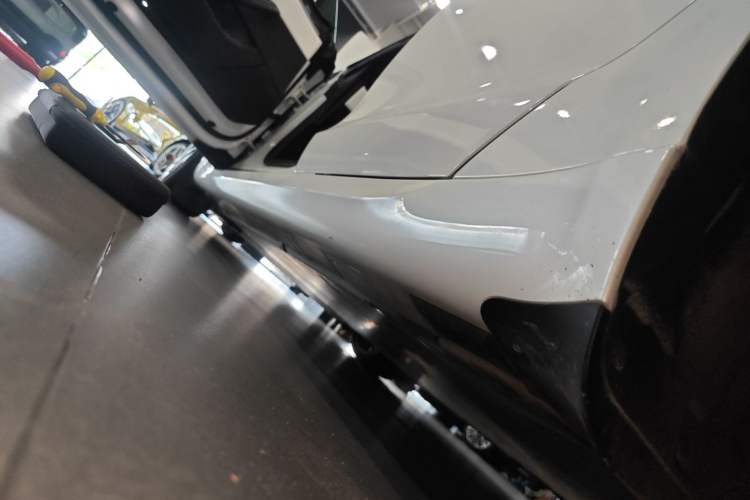 Used Tesla Model S 2023 Three-Motor All-Wheel-Drive Plaid Version Left Side Sill