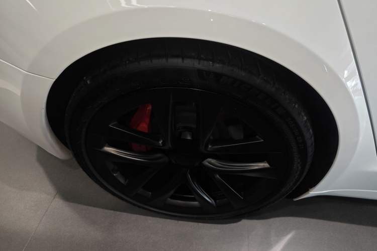 Used Tesla Model S 2023 Three-Motor All-Wheel-Drive Plaid Version Right Rear Wheel Hub