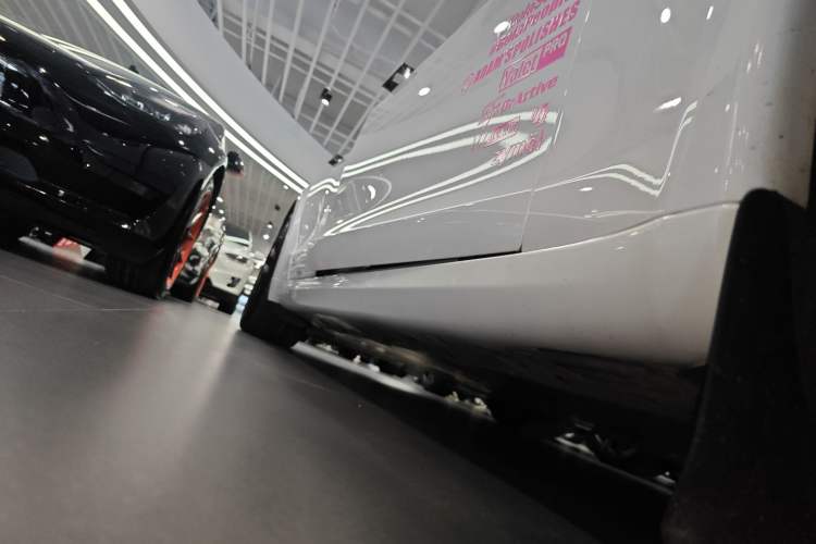 Used Tesla Model S 2023 Three-Motor All-Wheel-Drive Plaid Version Right Side Sill