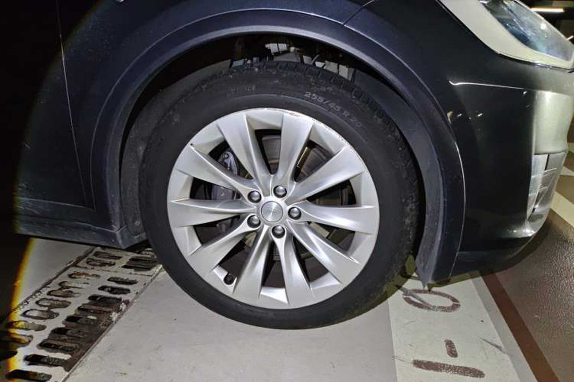 Used Tesla Model X 2017 X 100D Long Range Edition Right Front Wheel Hub