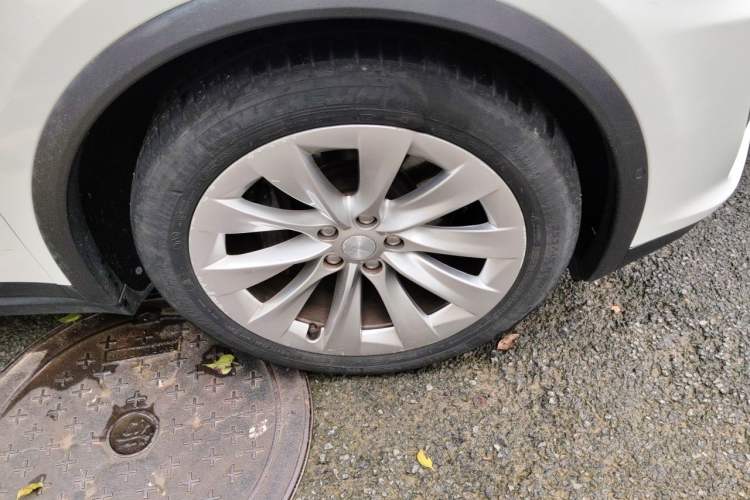 Used Tesla Model X 2017 X 100D Long Range Edition Right Front Wheel Hub
