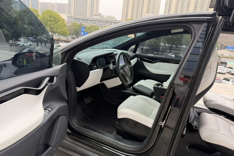 Used Tesla Model X 2019 Long-Range Version Interior 1