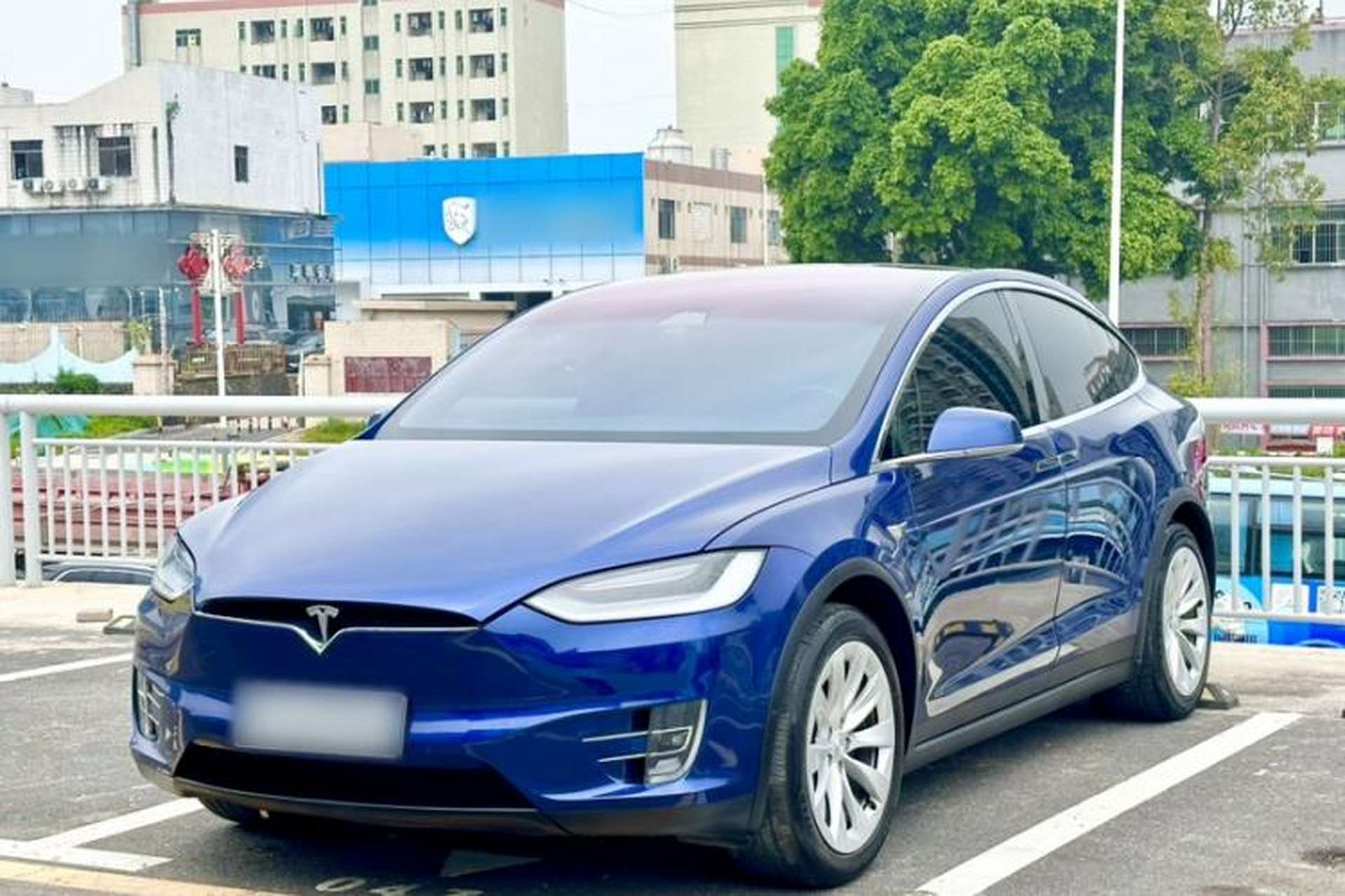 Used Tesla Model X 2019 Long-Range Version Front Left 45 Deg