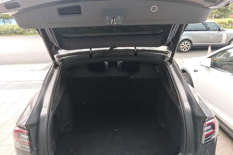 Used Tesla Model X 2019 Long-Range Version Trunk