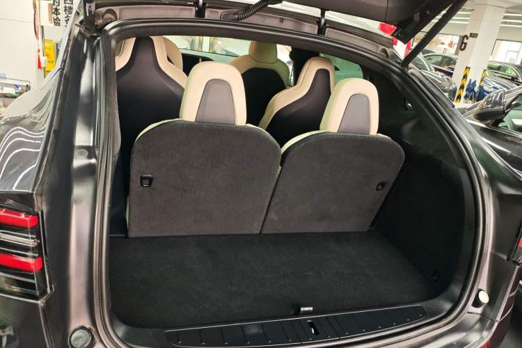 Used Tesla Model X 2019 Long-Range Version Trunk