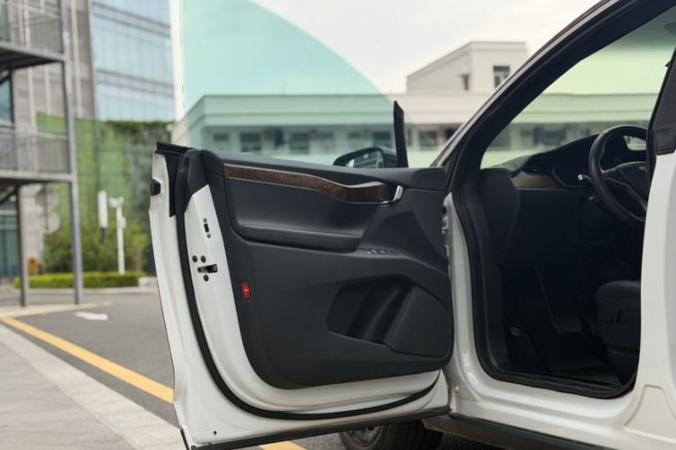 Used Tesla Model X 2019 Long-Range Version Interior 4