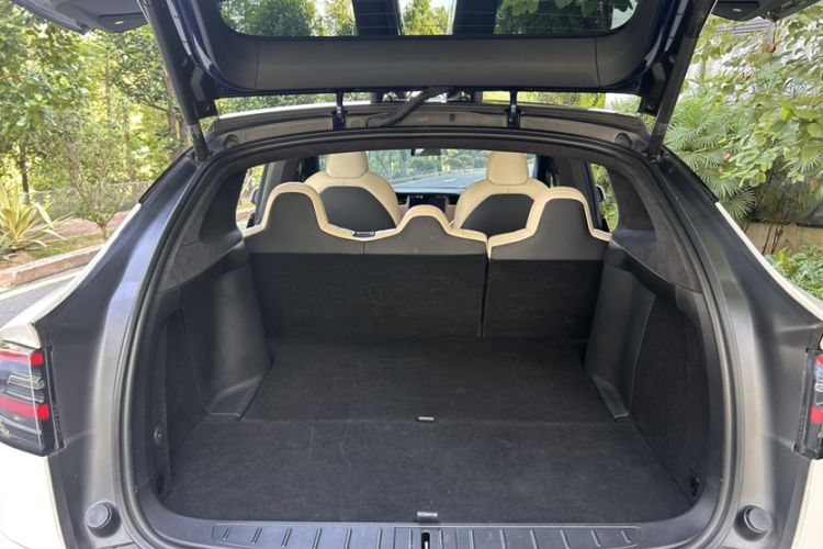 Used Tesla Model X 2019 Long-Range Version Trunk