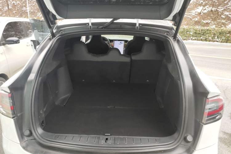 Used Tesla Model X 2019 Long-Range Version Trunk