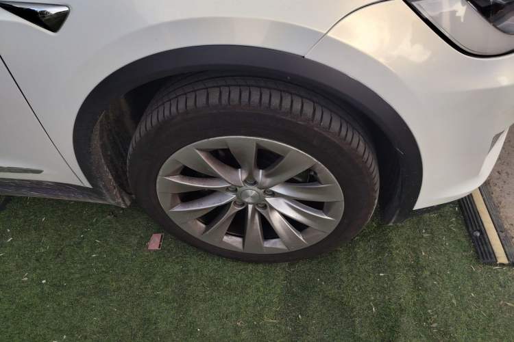 Used Tesla Model X 2020 Long-Range Upgrade Version Right Front Wheel Hub