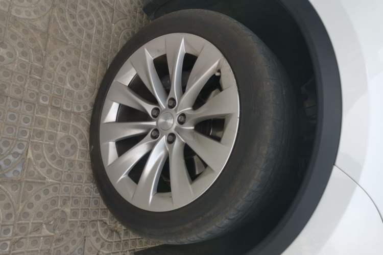 Used Tesla Model X 2020 Long-Range Upgrade Version Right Front Wheel Hub