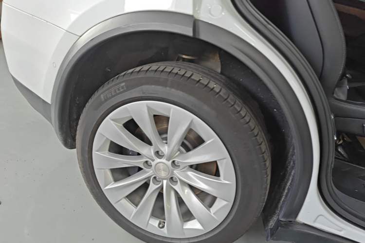 Used Tesla Model X 2020 Long-Range Upgrade Version Right Rear Wheel Hub