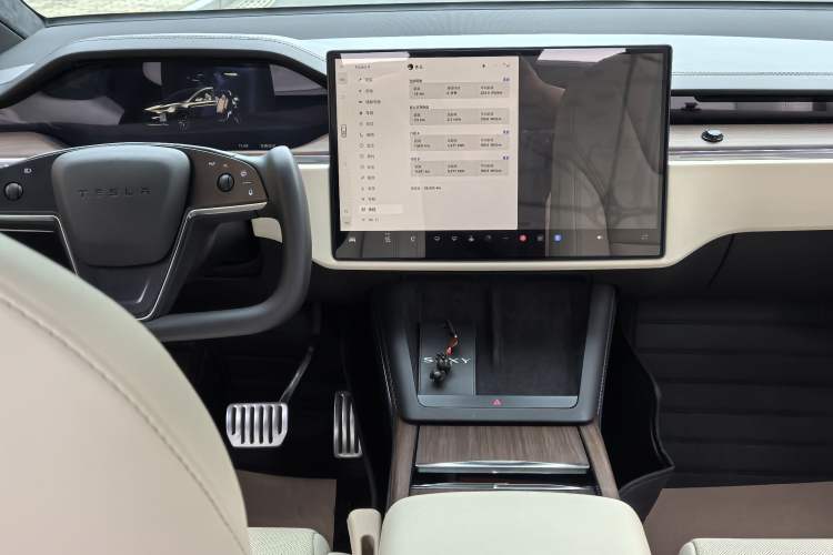 Used Tesla Model X 2023 Dual-Motor All-Wheel-Drive Version Interior 4