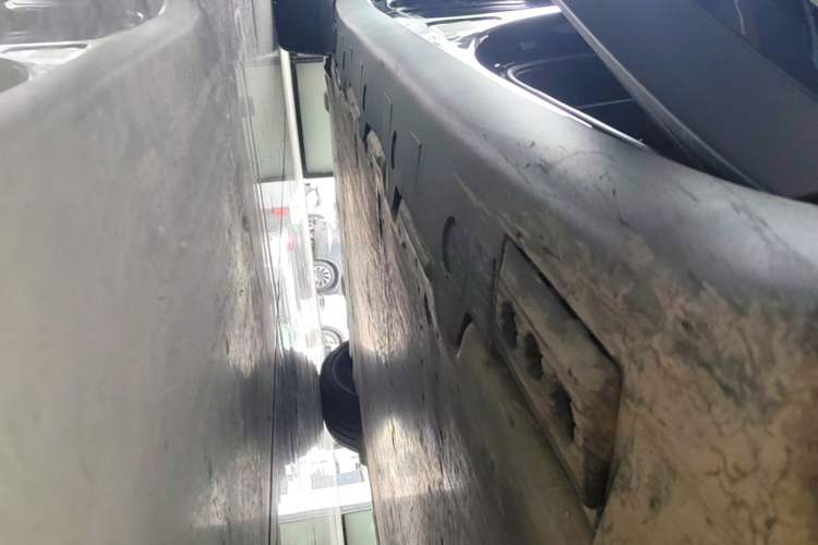 Used Tesla Model X 2023 Three-Motor All-Wheel-Drive Plaid Version Right Side Sill