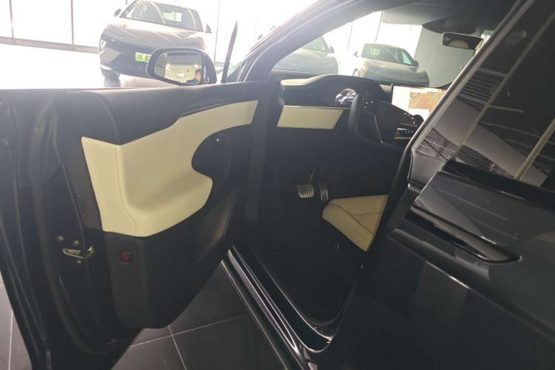 Used Tesla Model X 2023 Three-Motor All-Wheel-Drive Plaid Version Interior 3