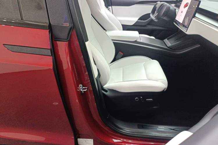 Used Tesla Model X 2023 Three-Motor All-Wheel-Drive Plaid Version Right Front Seat