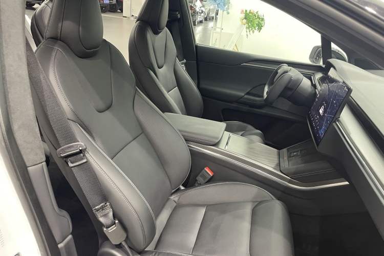 Used Tesla Model X 2023 Three-Motor All-Wheel-Drive Plaid Version Interior 4