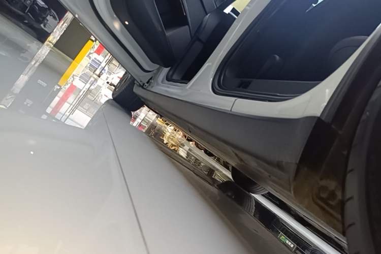 Used Tesla Model X 2023 Three-Motor All-Wheel-Drive Plaid Version Left Side Sill