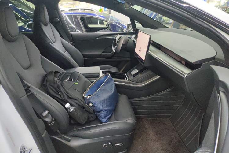 Used Tesla Model X 2023 Three-Motor All-Wheel-Drive Plaid Version Right Front Seat