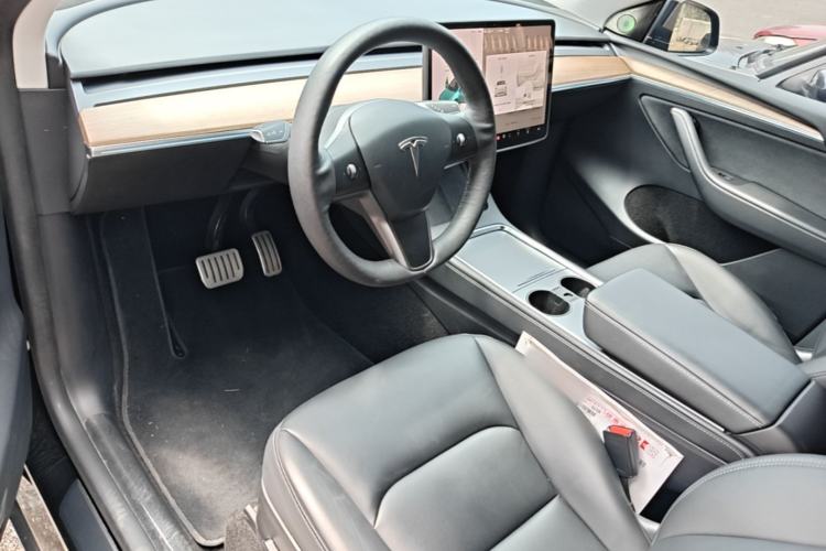 Used Tesla Model Y 2021 Long-Range All-Wheel-Drive Version Center Console