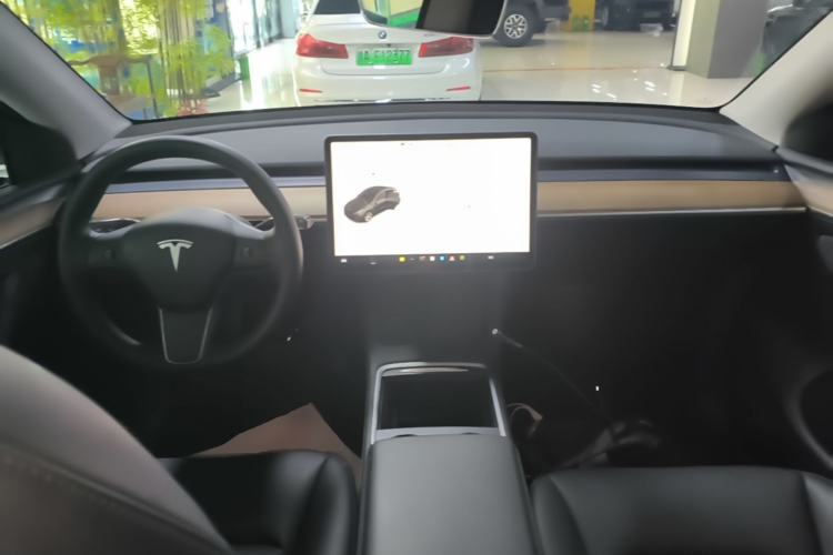 Used Tesla Model Y 2021 Standard Range Rear-Wheel Drive Version Center Console