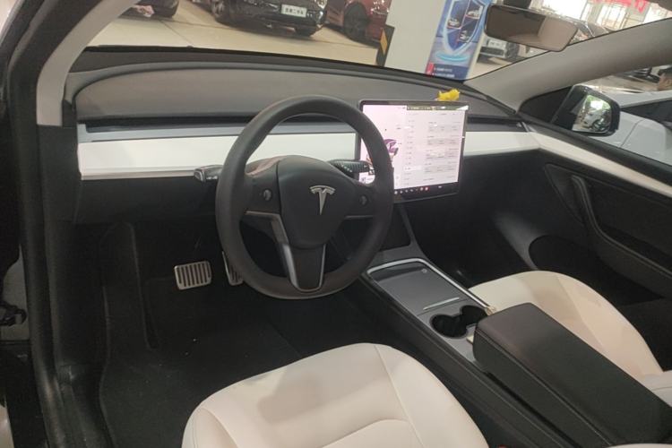 Used Tesla Model Y 2021 Standard Range Rear-Wheel Drive Version Center Console