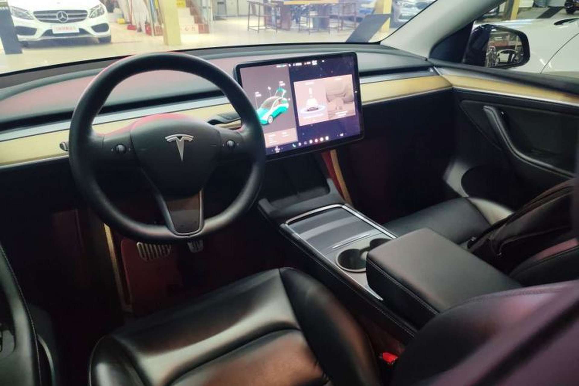 Used Tesla Model Y 2021 Standard Range Rear-Wheel Drive Version Center Console