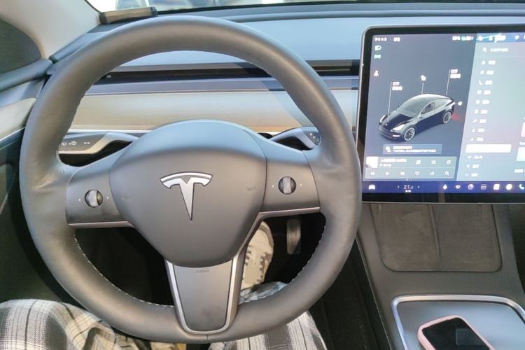 Used Tesla Model Y 2021 Standard Range Rear-Wheel Drive Version Center Console