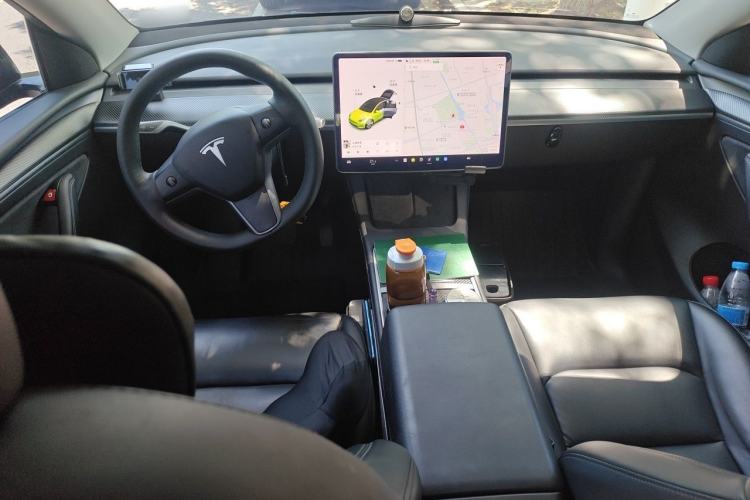 Used Tesla Model Y 2021 Standard Range Rear-Wheel Drive Version Center Console