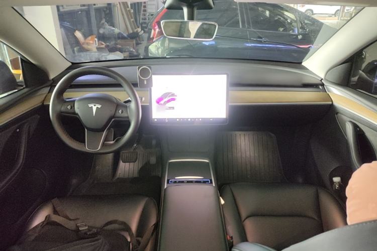 Used Tesla Model Y 2021 Standard Range Rear-Wheel Drive Version Center Console