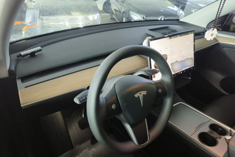 Used Tesla Model Y 2021 Standard Range Rear-Wheel Drive Version Center Console