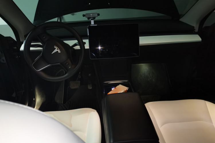 Used Tesla Model Y 2021 Standard Range Rear-Wheel Drive Version Center Console