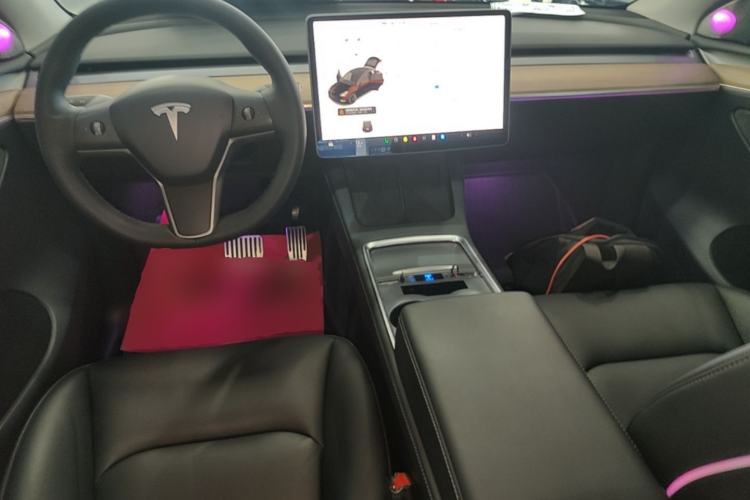 Used Tesla Model Y 2021 Standard Range Rear-Wheel Drive Version Center Console