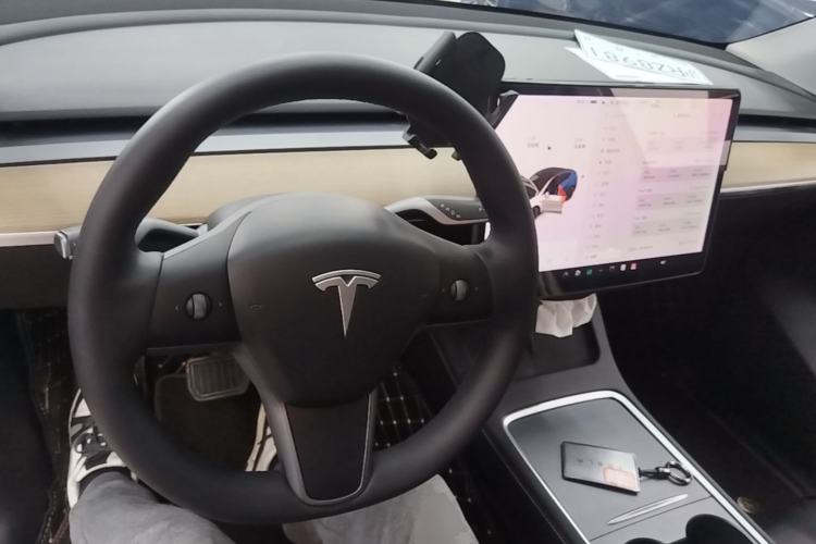 Used Tesla Model Y 2021 Standard Range Rear-Wheel Drive Version Center Console
