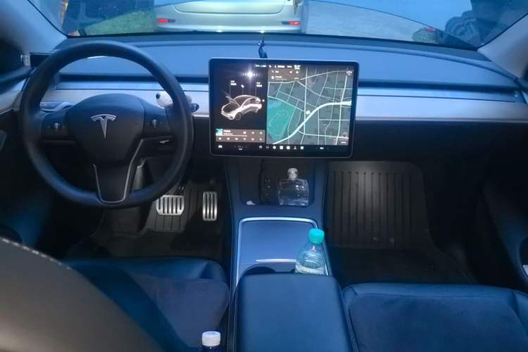 Used Tesla Model Y 2021 Standard Range Rear-Wheel Drive Version Center Console
