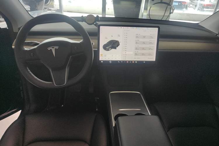 Used Tesla Model Y 2021 Standard Range Rear-Wheel Drive Version Center Console