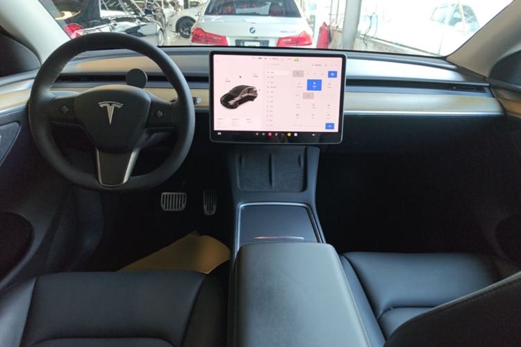Used Tesla Model Y 2021 Standard Range Rear-Wheel Drive Version Center Console