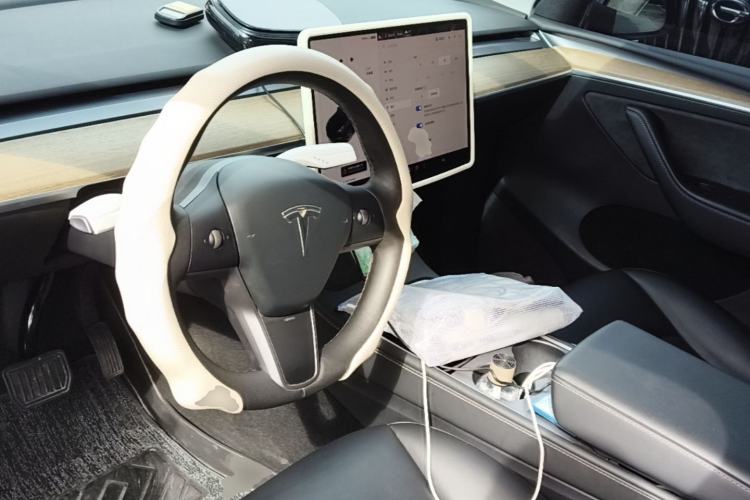 Used Tesla Model Y 2021 Standard Range Rear-Wheel Drive Version Center Console