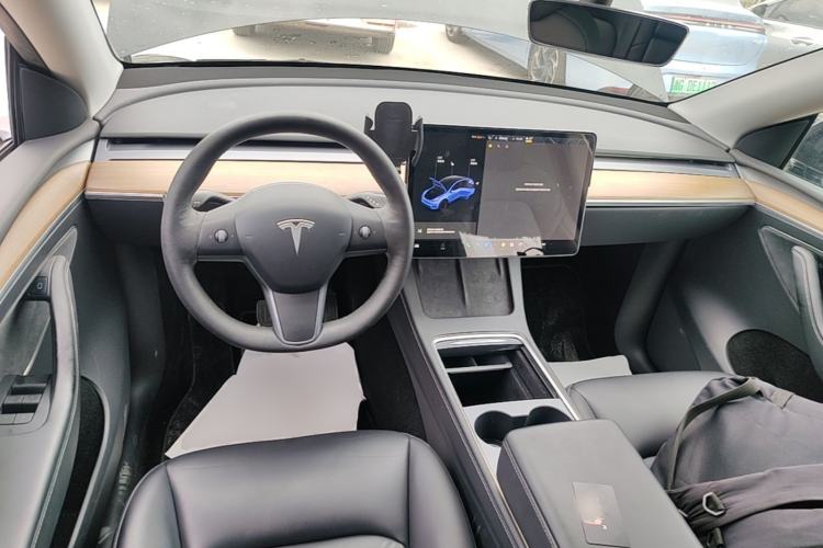 Used Tesla Model Y 2021 Standard Range Rear-Wheel Drive Version Center Console