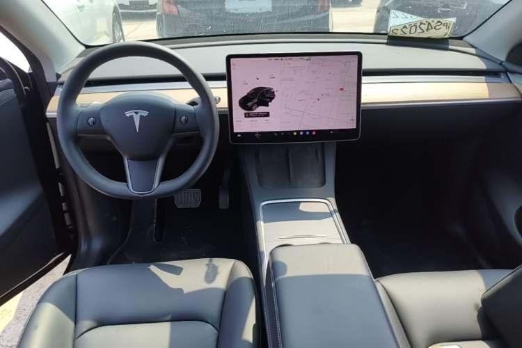 Used Tesla Model Y 2021 Standard Range Rear-Wheel Drive Version Center Console
