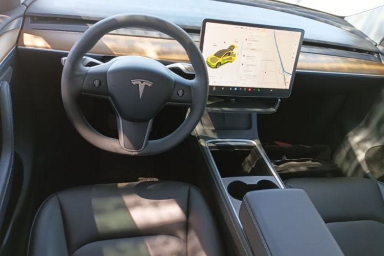 Used Tesla Model Y 2021 Long-Range All-Wheel-Drive Version Center Console